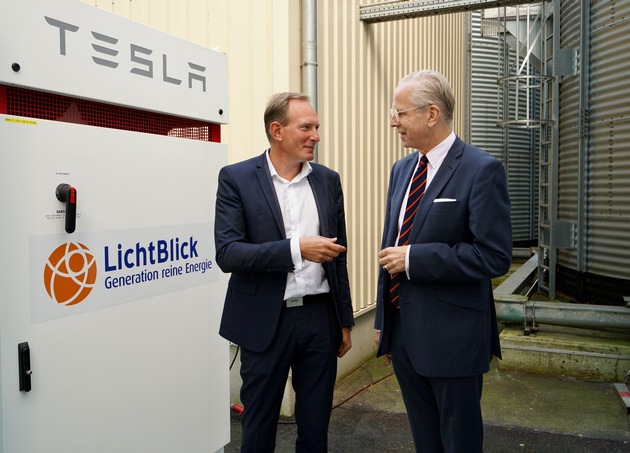 Tradition trifft Innovation: LichtBlick installiert Großbatterie Tesla Powerpack bei Schlüter &amp; Maack
