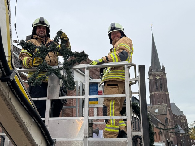 FW Tönisvorst: Die Weihnachtsbeleuchtung in Vorst ist bereit. Die Freiwilligen Feuerwehr Tönisvorst unterstützt die Kolpingfamilie beim Aufhängen der Weihnachtsbeleuchtung im Vorster Ortskern.