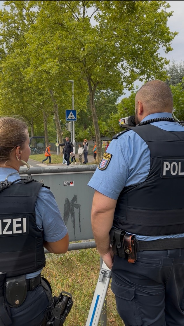 POL-DA: Darmstadt-Kranichstein: "Blitz für Kids" / Schulkinder verteilen grüne und gelbe Karten