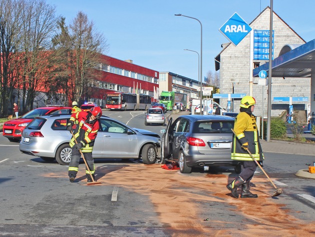 POL-ME: Gegenverkehr übersehen - zwei Verletzte und hoher Schaden! - Heiligenhaus - 2001091