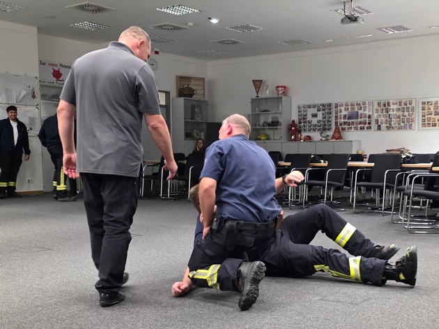 FW Celle: Selbstverteidigung für Einsatzkräfte