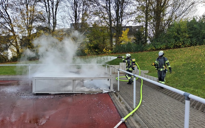 FW-EN: Brand eines Hochsprungkissens auf dem Sportplatz am Ochsenkamp