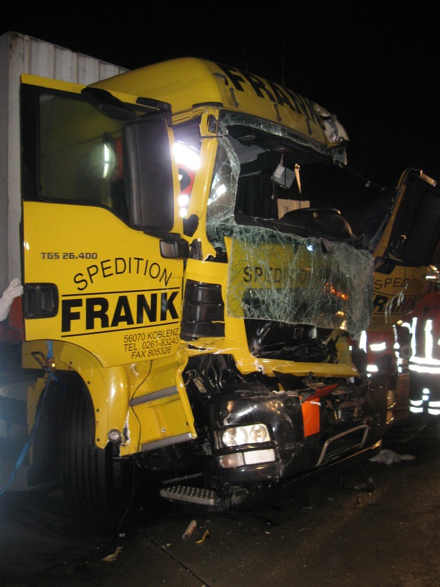 POL-WL: Garlstorf - Schwerer Verkehrsunfall auf der A 7 stoppt Pendler