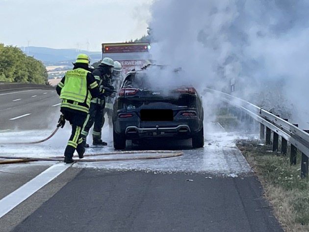 POL-OH: Wohnwagengespann geriet auf der Autobahn A 7 in Brand - Schnelles Handeln des Fahrers verhindert Schlimmeres.