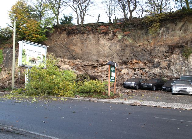 FW-E: Etwa 1000 Kubikmeter Geröll abgerutscht, Stellfläche eines Autohändlers betroffen, ein Mehrfamilienhaus geräumt