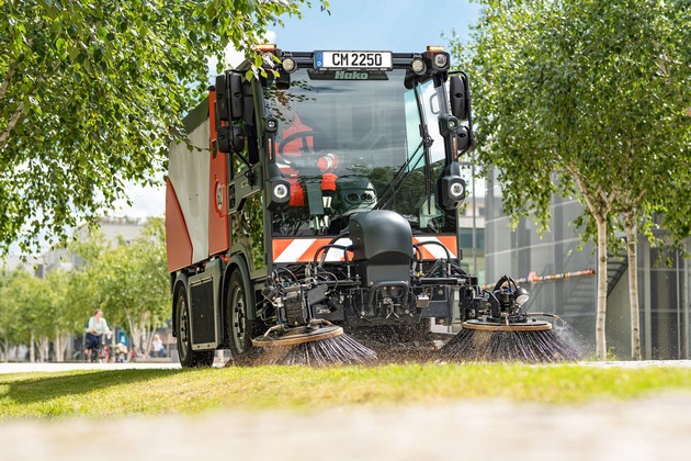 Allrounder mit AGR-Gütesiegel: Rückenschonende Kehrmaschinen und Geräteträger im Dauereinsatz