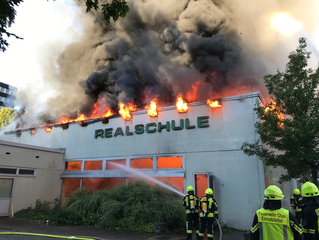 FW-OE: Großbrand an der Olper Realschule