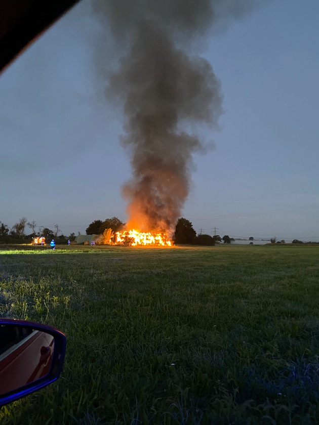 FW-OG: Brand eines Strohballenlagers - NINA-Warnung ausgelöst