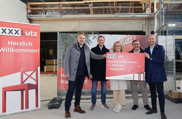 XXXLutz Deutschland: Der Neubau des XXXLutz Möbelhauses in Rangsdorf biegt auf die Zielgerade ein