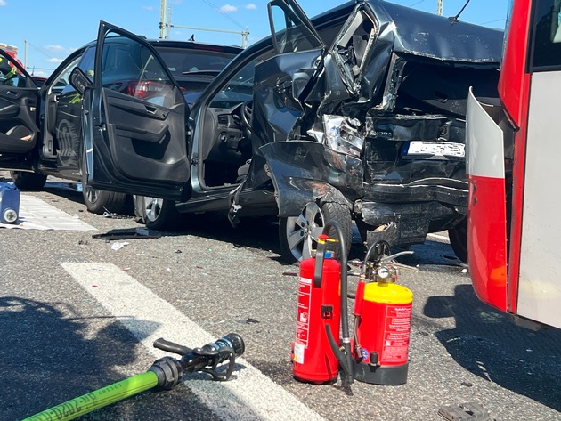 FW-BN: Verkehrsunfall auf der A 59 - acht verletzte Personen.
