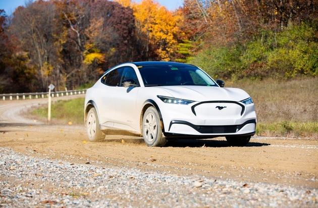 Ford-Werke GmbH: Roboter, Waschstraßen und Schotterpisten - extreme Tests beweisen Langlebigkeit des Ford Mustang Mach-E