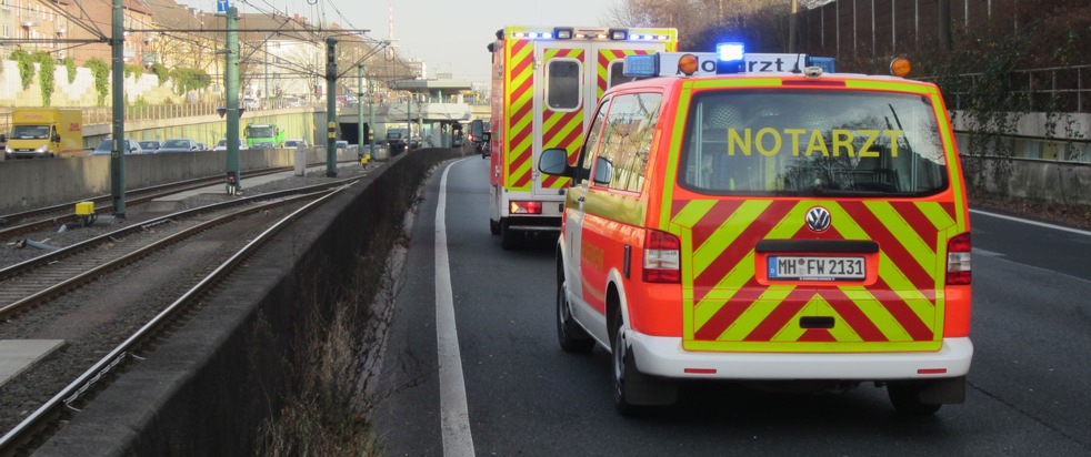 FW-MH: Verkehrsunfall auf der BAB 40 mit zwei Verletzten / Hubschraubereinsatz bei chirurgischem Notfall