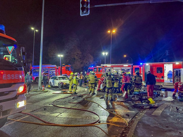 FW-E: Schwerer Verkehrsunfall mit zwei PKW - Feuerwehr befreit zwei Insassen