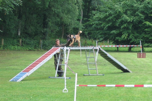 POL-NI: Wettkampf der Polizeihunde und der Diensthundführer - Innenminister Uwe Schünemann übernimmt Startschuss  -Bilder im Download-