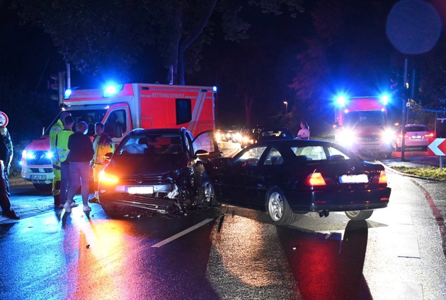 FF Olsberg: Schwerer Verkehrsunfall auf B7 bei Antfeld