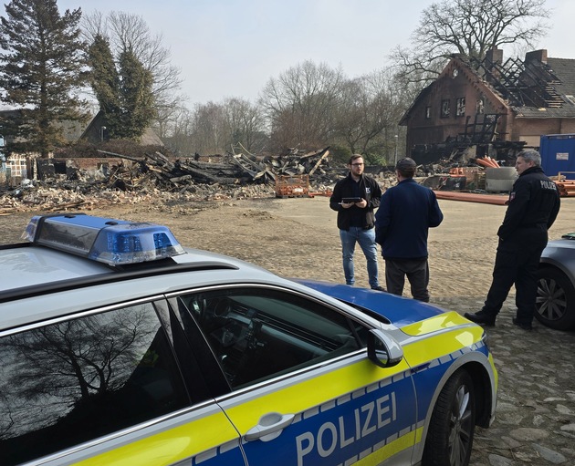 POL-STD: Großbrand vernichtet drei Gebäude in Dollern - Brandursache kann nicht zweifelsfrei geklärt werden