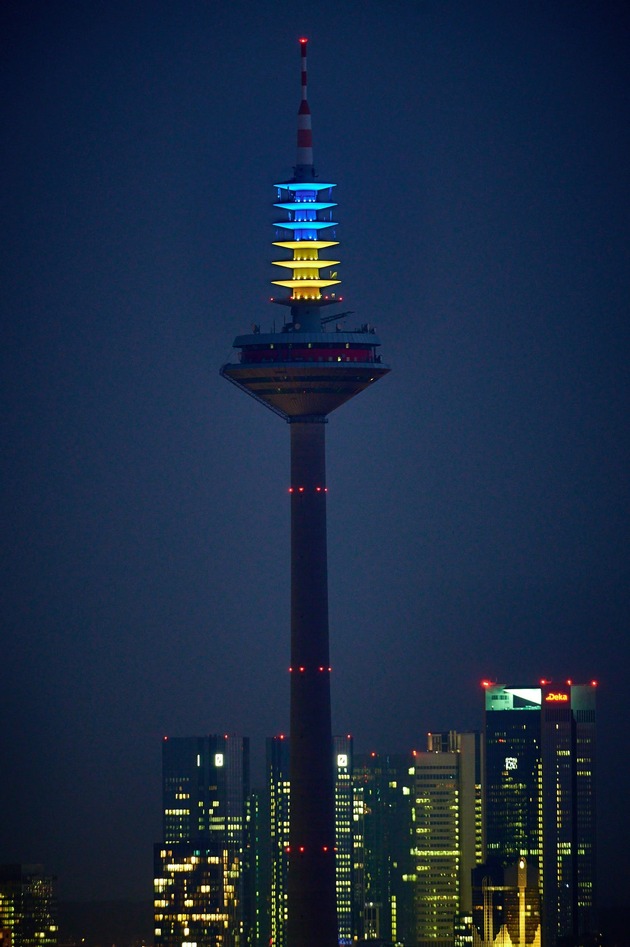 Licht der Solidarität: Frankfurter Fernsehturm erinnert an Kriegsbeginn