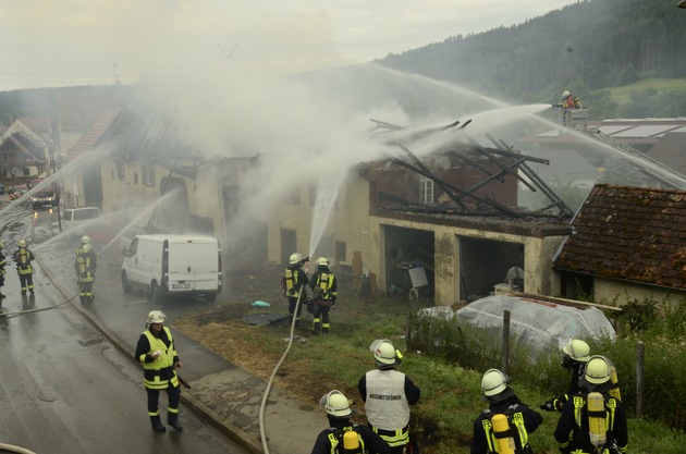 FW-CW: Brand zweier Wohnhäuser