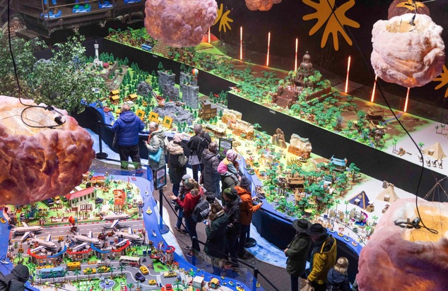 RID-Weltrekord auf Lichtermarkt: »schauinsland-reisen« präsentiert das »größte Urlaubs-Diorama aus PLAYMOBIL«