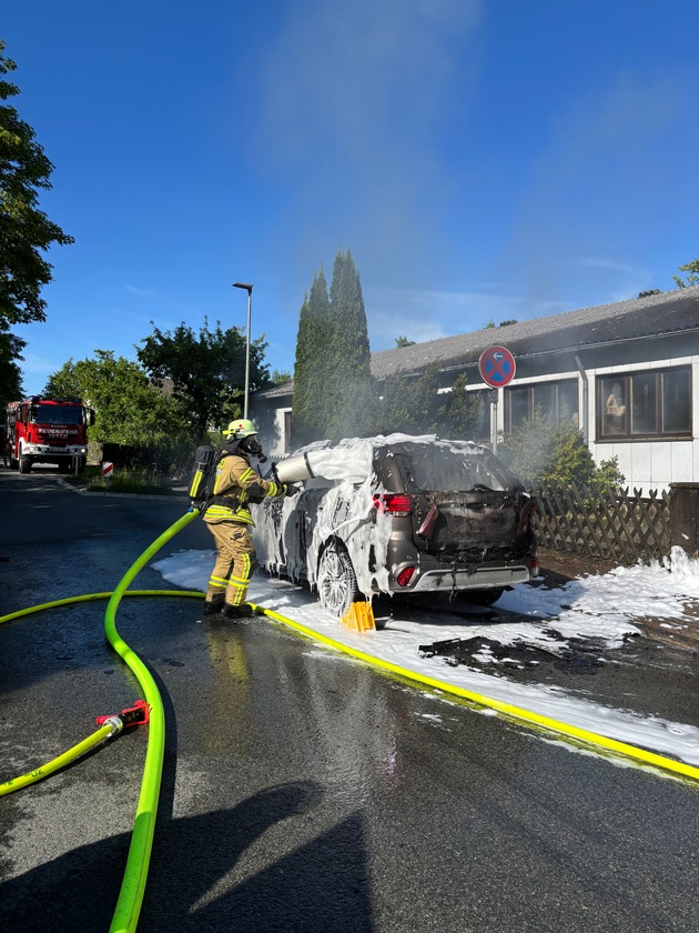 FW-PB: PKW Brand im Ortsteil Buke / Feuerwehr verhindert weitere Ausbreitung