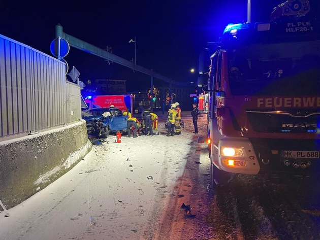FW-PL: Ortsteil Stadtmitte - Schwerer Verkehrsunfall sorgt für Sperrung des Hestenbergtunnels