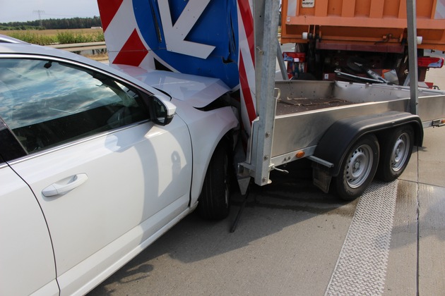 API-TH: PKW fährt auf Schilderwagen, eine Person verletzt