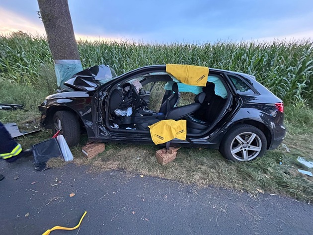 POL-STD: 18-jähriger Fahrer bei Unfall in Brest schwer verletzt, Einbrecher im Imbissbereich des Freibades Hollen-Twielenfleth, 83-jähriger Senior in der Nähe vom Stader Bahnhof beraubt - Polizei sucht Zeugen