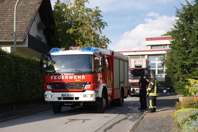 FW-AR: Baum brennt an Wohnhaus in Arnsberg-Müschede