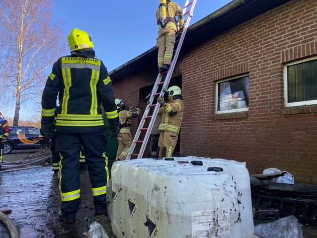 FW-SE: Feuer in einer Lagerhalle in Oering