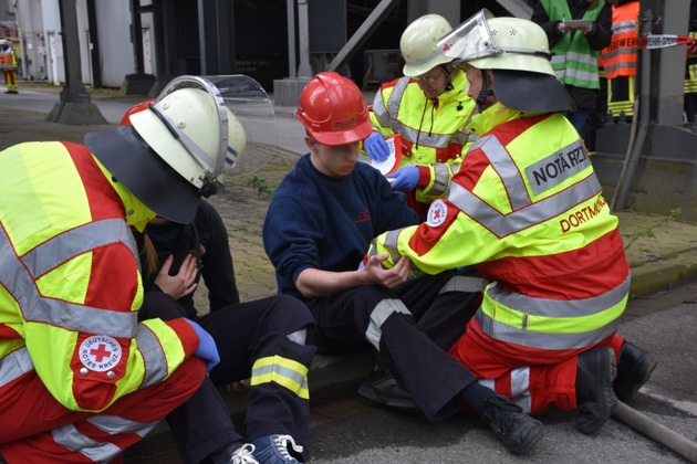 FW-DO: Feuerwehr, Technisches Hilfswerk und Deutsches Rotes Kreuz üben gemeinsam auf dem Gelände des ehemaligen Kraftwerk Knepper.