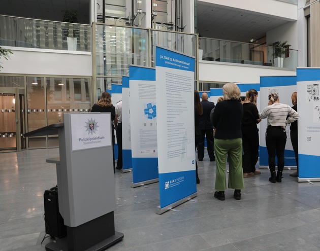 POL-OF: &quot;Ja, DAS ist Antisemitismus&quot; - Ausstellung im Atrium im Polizeipräsidium für Beschäftigte eröffnet