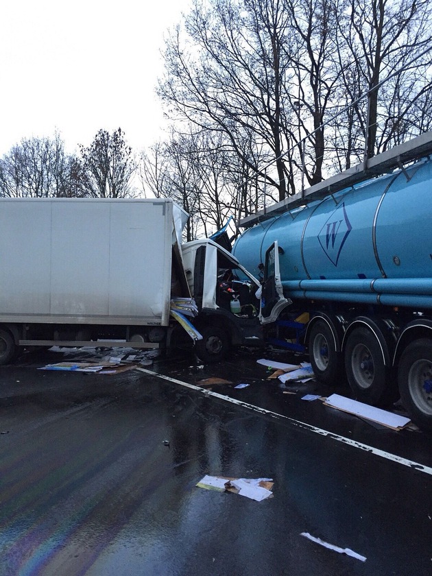 POL-NI: Tödlicher Unfall - Klein-LKW kollidiert mit Tanklastzug