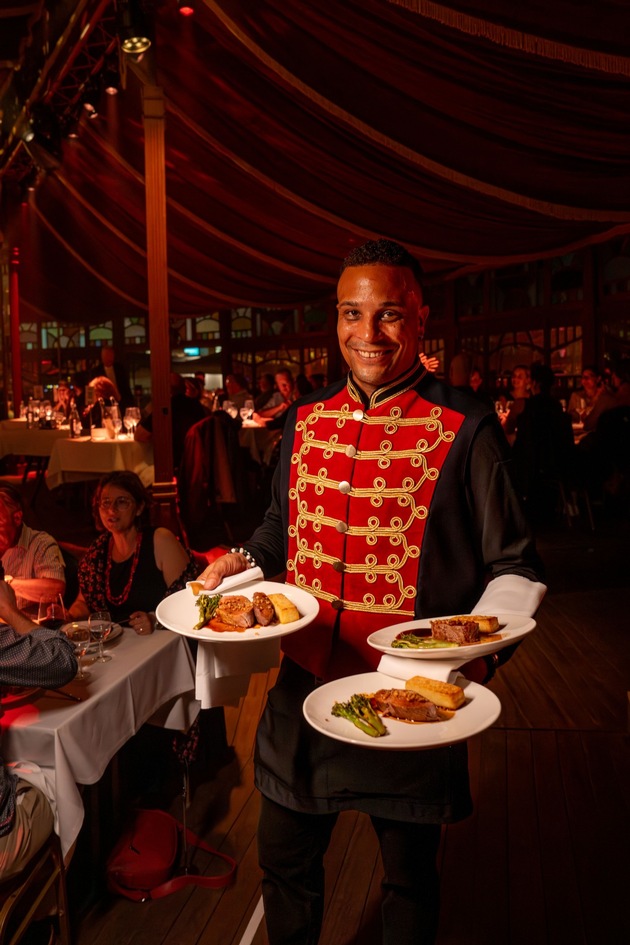 Ausverkauftes Spiegelzelt: Premiere von Salon Spectacle in Rapperswil