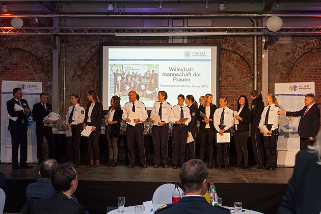 POL-ME: &quot;Mannschaft des Jahres 2019&quot;: Polizeisportler der KPB Mettmann bekommt Auszeichnung - Solingen/Mettmann - 2110141