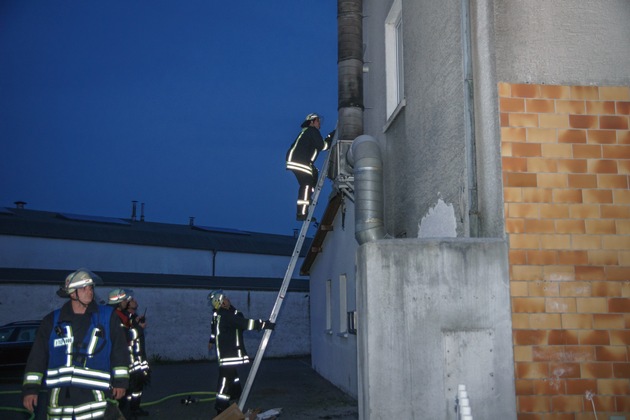 FW Menden: Brennende Küche in einem Imbiss