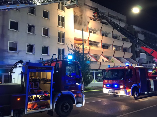 FW-BO: Bochum-Wattenscheid: Flammen schlagen aus Wohnung