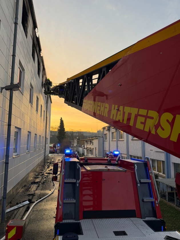 Feuerwehr MTK: Großeinsatz in Hattersheim: Löscharbeiten nach mehr als 14 Stunden beendet