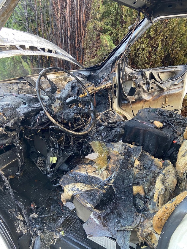 FW-EN: VW-Bus brannte im Motorraum in voller Ausdehnung!