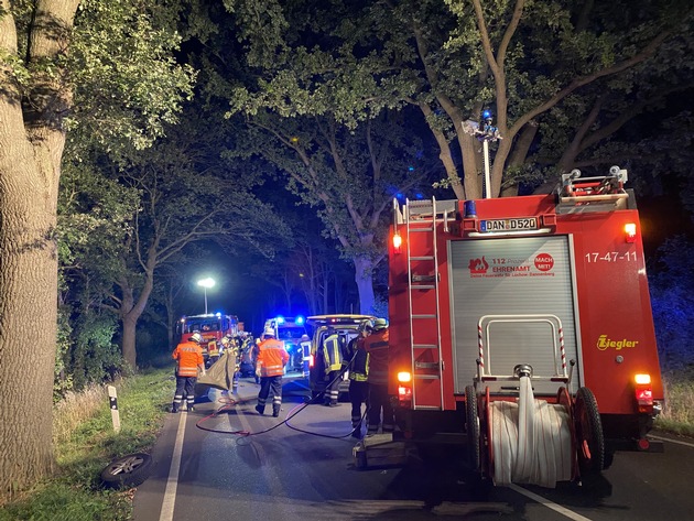 FW Lüchow-Dannenberg: +++ Erneut schwerer Verkehrsunfall in Lüchow-Dannenberg +++ PKW prallt gegen Baum, Fahrer wird schwerverletzt eingeklemmt +++