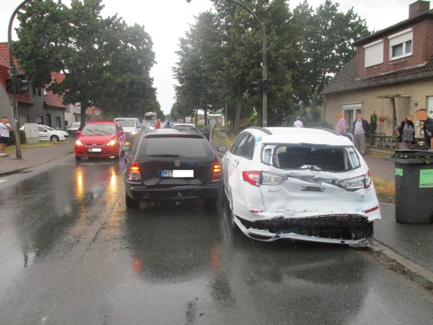 POL-NI: Nienburg- Verkehrsunfall mit 5 Verletzten und hohem Sachschaden