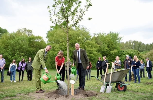 Bund deutscher Baumschulen (BdB) e.V.: The Queen's Green Canopy: Erster Baum in Deutschland gepflanzt