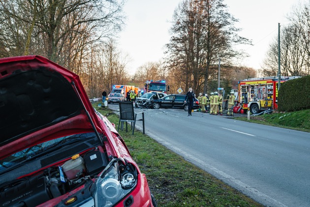 FW Menden: Schwerer Verkehrsunfall mit fünf Verletzten