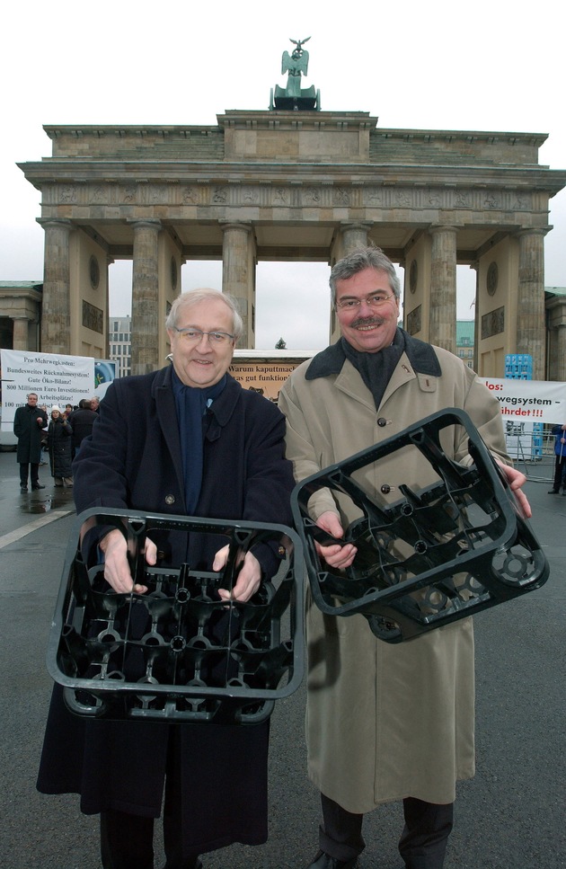 Protestaktion gegen die Abschaffung von Mehrwegkasten-Systemen in Berlin