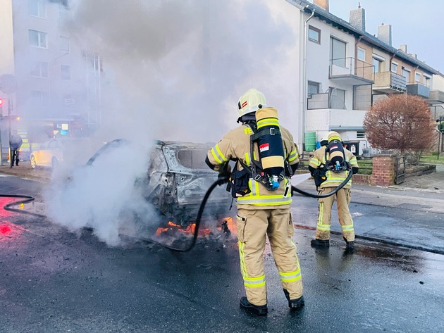 FW Lehrte: PKW gerät während der Fahrt in Brand