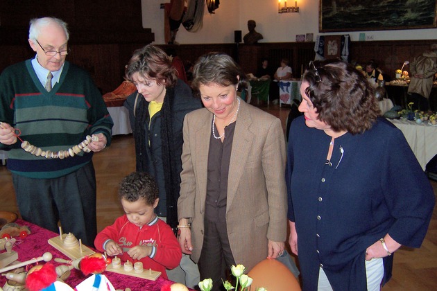 Deutsche Marine - Pressemeldung/ Pressetermin: Ministergattin Beate Jung eröffnet Wohltätigkeitsbasar: Frühlingsbasar zugunsten von Sorgenkindern an der Marineschule Mürwik