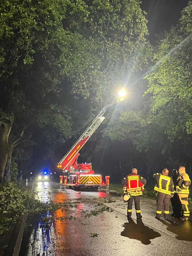 FW-LK Leer: Ein kurzes Gewitter, Sturmböen, eine Windhose und jede Menge Arbeit für die Feuerwehr