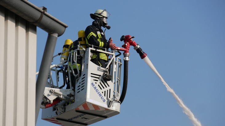 FW Celle: Nach lautem Knall - Feuer in Entsorgungsunternehmen!