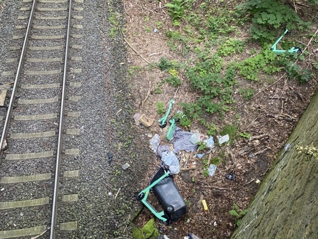 BPOL-H: Braunschweig: Drei E-Scooter und Mülltonne von Bahnbrücke geworfen (Fotos)