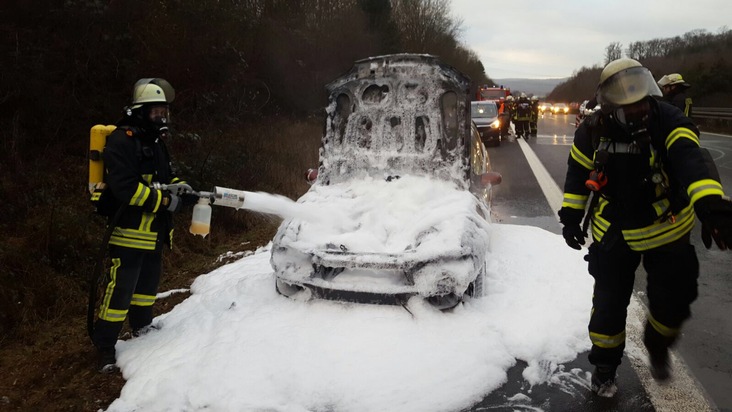 FW-AR: Feuerwehr muss brennenden PKW auf A 46 einschäumen