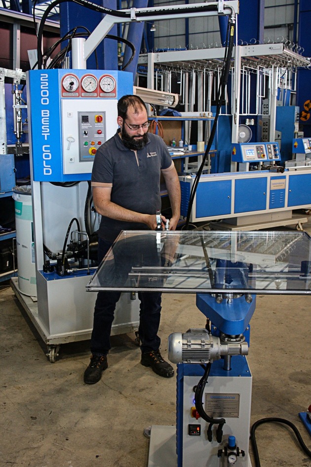 glasstec 2018: tremco illbruck hat Hybrid-Technologie beim Sekundärdichtstoff neu definiert